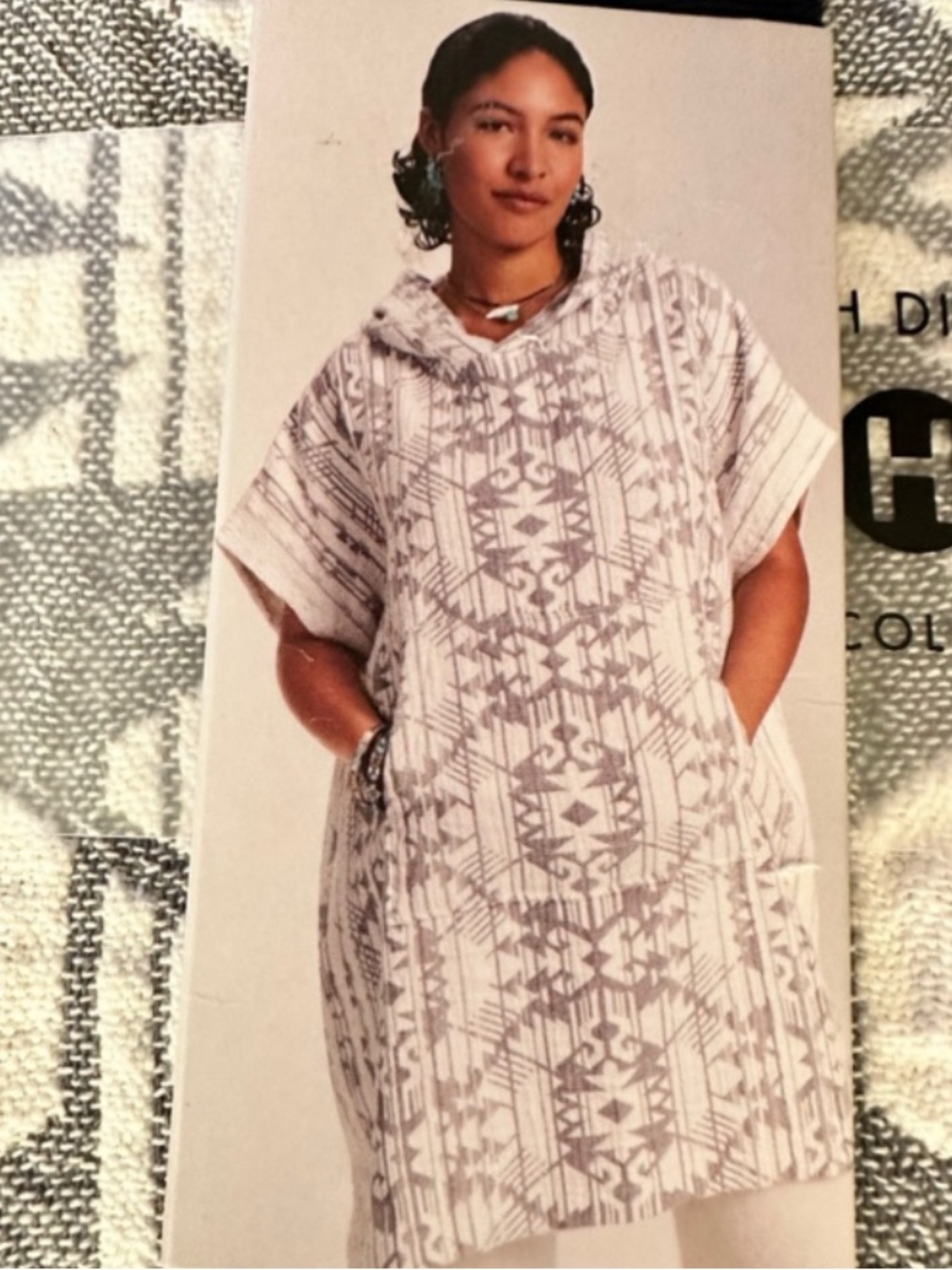 Women's Hooded Patterned Mojave Poncho - Light Gray/White